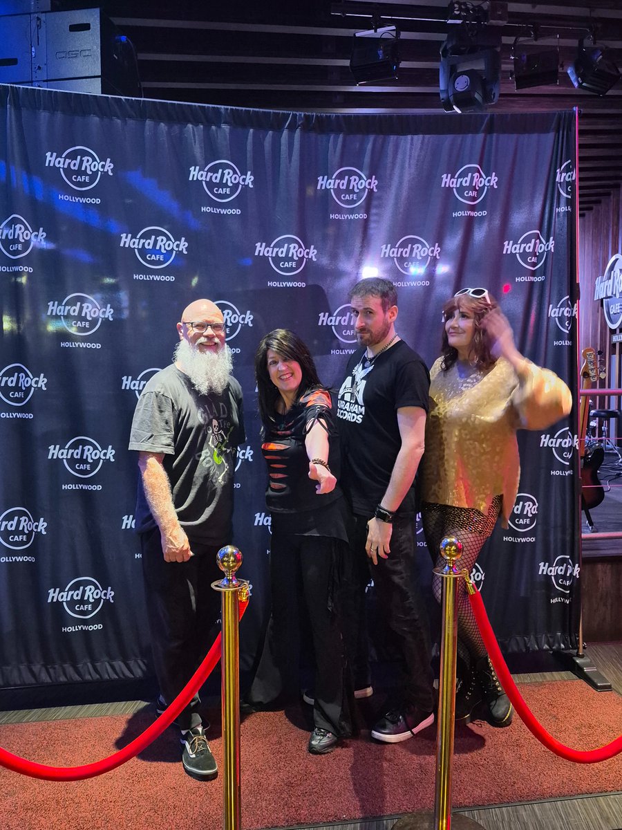 olyasongs's tweet photo. Hard Rock Cafe, Hollywood 

#California 
#LosAngeles 
#Hollywood 
#WalkofFame 
#HardRockCafe https://t.co/kLGg1mRfpR