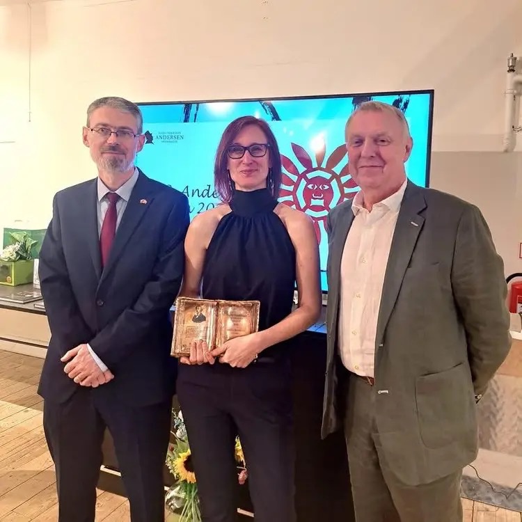 SkandinavskyDum's tweet photo. 🎖️ Dánštinářka Helena Březinová v Kodani převzala Cenu Hanse Christiana Andersena za svou badatelskou, překladatelskou a editorskou práci týkající se díla slavného dánského pohádkáře. Srdečně blahopřejeme! https://t.co/xEakVHqf4k