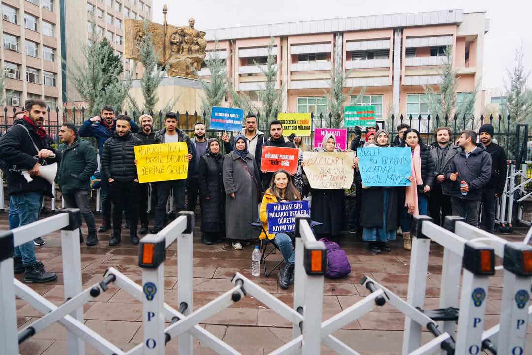 edebiyat23mlkt's tweet photo. Gecemizi gündüzümüze katıp aldığımız puanlar mülakatla karşılıksız kaldı. Beklemek, her gün yeni bir umutla uyanmak bizi çok yordu. 1611 mülakat mağduru öğretmen için Meclis’ten gelecek çözüm, sadece bir karar değil, bir hayat borcudur.

 @latifselvi42
#MeclistenMülakatMüjdesi https://t.co/npNu5AO5Sy