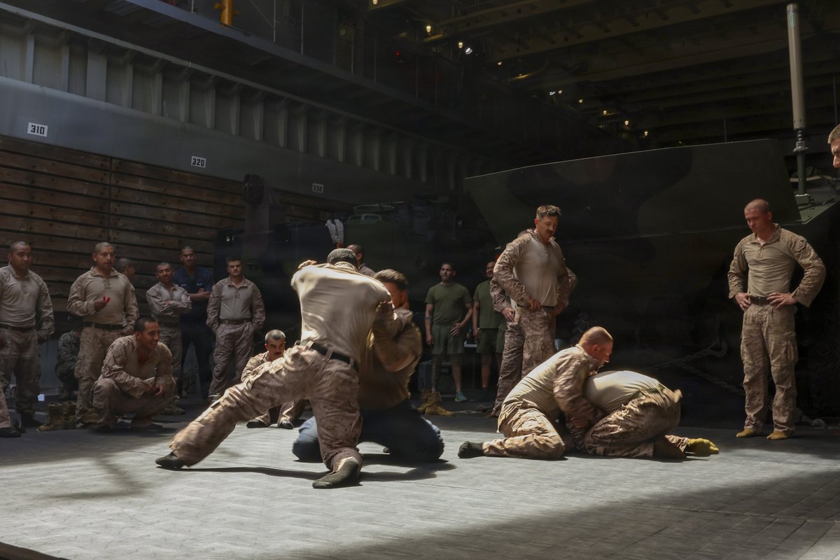 USPacificFleet's tweet image. Warrior Mindset🎯🥊 

Sailors aboard USS Comstock and @11thMEU Marines sharpen their lethality through small arms qualifications and MCMAP training in the Pacific Ocean.🌊⚓️

The #BlueGreenTeam is ready to dominate any fight, anytime. 🇺🇸

#USNavy #USMC #USPacificFleet #Readiness