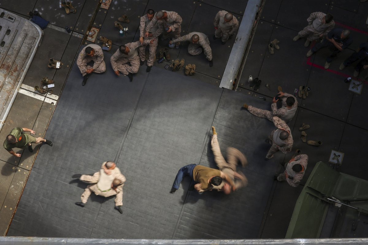 USPacificFleet's tweet image. Warrior Mindset🎯🥊 

Sailors aboard USS Comstock and @11thMEU Marines sharpen their lethality through small arms qualifications and MCMAP training in the Pacific Ocean.🌊⚓️

The #BlueGreenTeam is ready to dominate any fight, anytime. 🇺🇸

#USNavy #USMC #USPacificFleet #Readiness