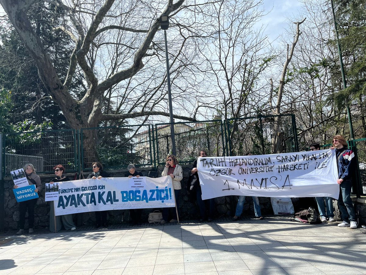 📍 Boğaziçi Üniversitesi

Tarihi Hızlandıralım, Sarayı Yıkalım!
Özgür Üniversite Hareketi ile 1 Mayıs'a!

BUİM'in çağrısıyla beraber yapılan eyleme katıldık. Bütün sıra arkadaşlarımızı Özgür Üniversite Hareketi ile 1 Mayıs'a çağırıyoruz.