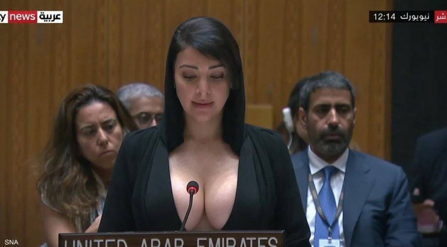 "Representante":
Porque usuarios destacaron la aparición de una representante de Emiratos Árabes que estaba dando una conferencia en una transmisión en vivo.