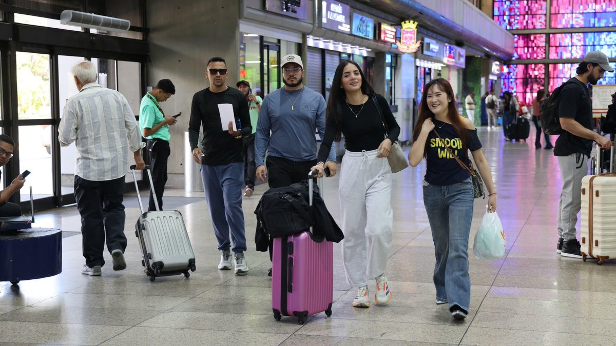 IAIM_VE's tweet photo. #3Mar || Con total éxito y normalidad se desarrolla la movilización de pasajeros en el Aeropuerto Internacional de Maiquetía durante esta Semana Santa. ✈️🇻🇪 https://t.co/VlhEbOBxQd