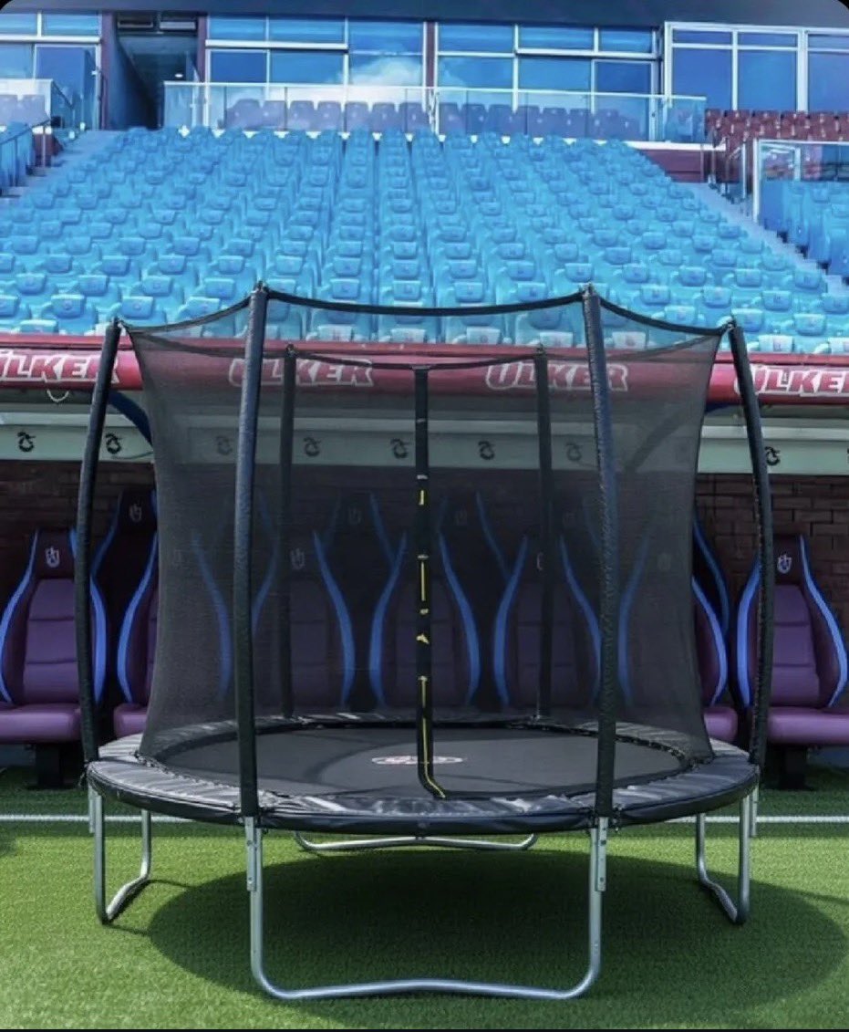 🚨ÖZEL | Trabzonspor kulübü okan buruk için Hakeme İtiraz Etmesi Halinde Daha Kolay ‘Zıplaması’ İçin Yedek Kulübesi Önüne Özel Üretim ‘Trambolin’ Monte Ettirdi.