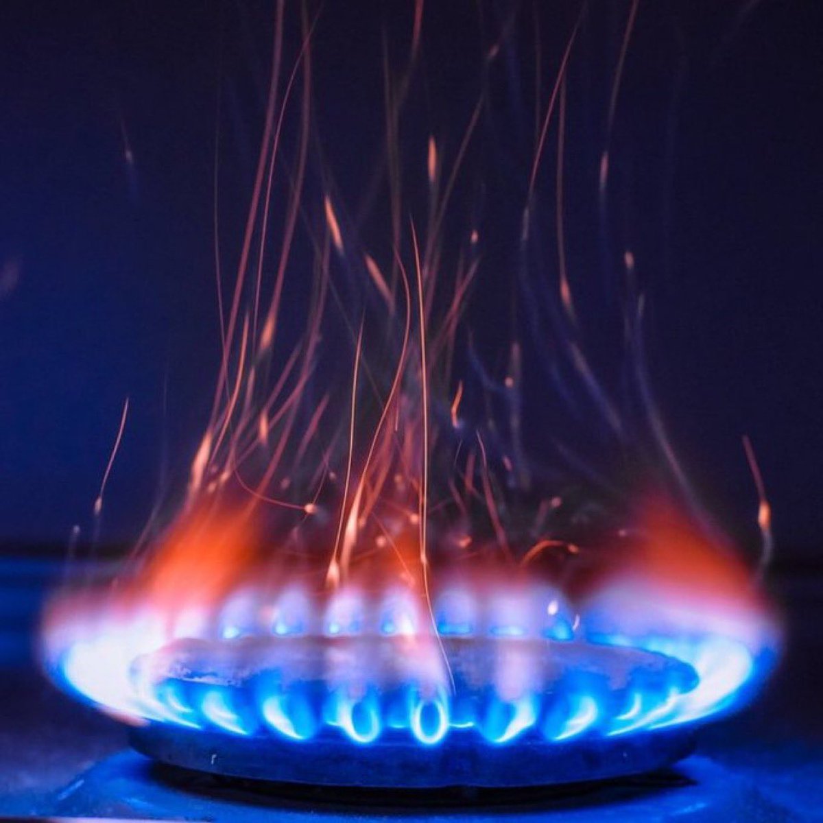 شبكة نفود الإخبارية: أسعار الكهرباء والغاز ترتفع بنحو 25% في أسواق الطاقة