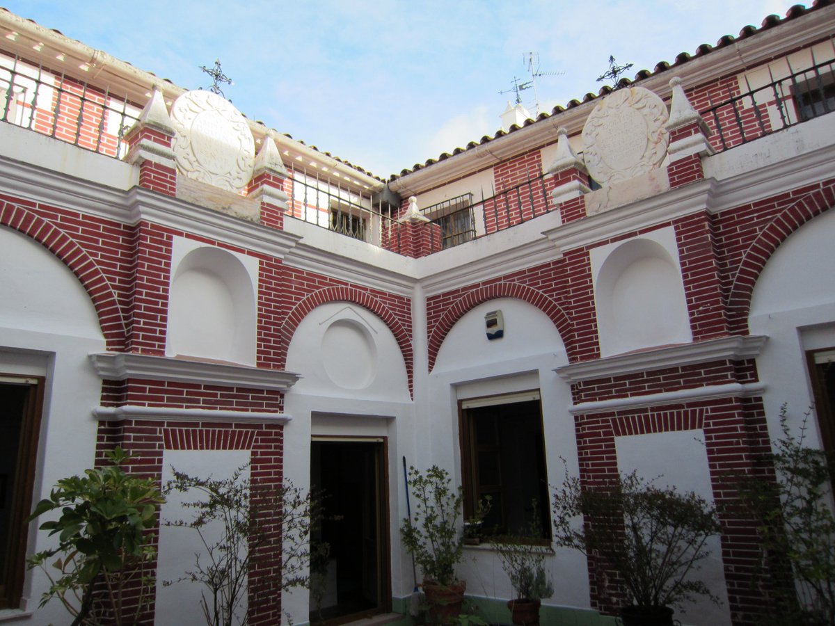 Badajoz875's tweet photo. Una de las preciosas joyas patrimoniales que guarda nuestro casco histórico es el convento de las Carmelitas (SXVIII) en días como hoy Viernes Santo podemos disfrutar de su maravillosa capilla durante muchas horas #Badajoz https://t.co/yBRmoRtmb2