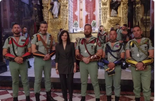 αυτή tweet media