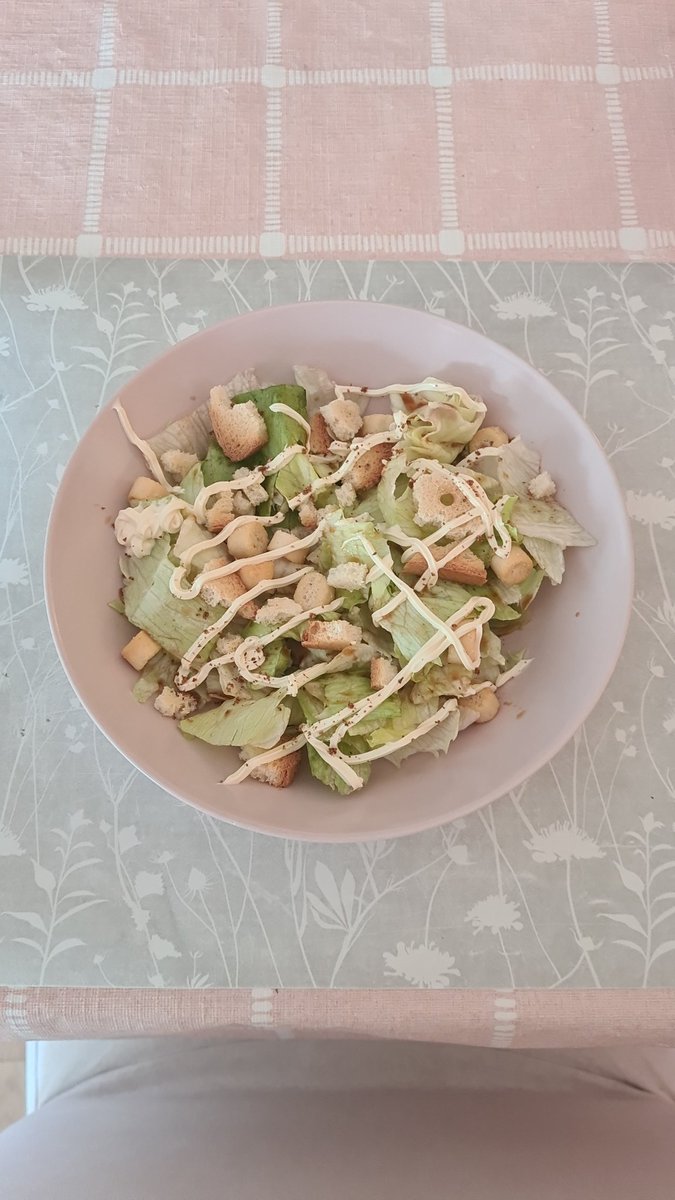 Lucy (-4,5/10) tweet media