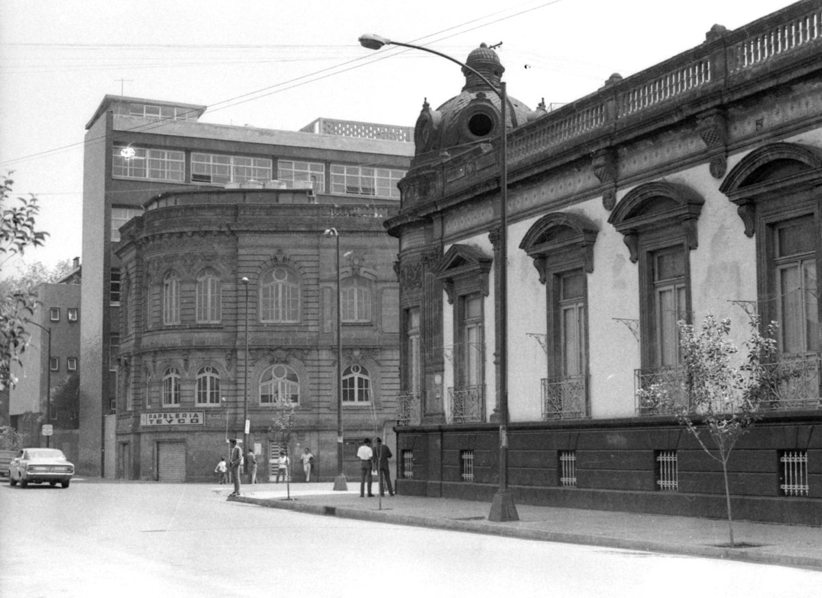 cdmexeneltiempo's tweet photo. La esquina de Sadi Carnot y Valentín Gómez Farías, colonia San Rafael, cerca de 1975.

📷: Colección Villasana https://t.co/9FcgvMMLiV