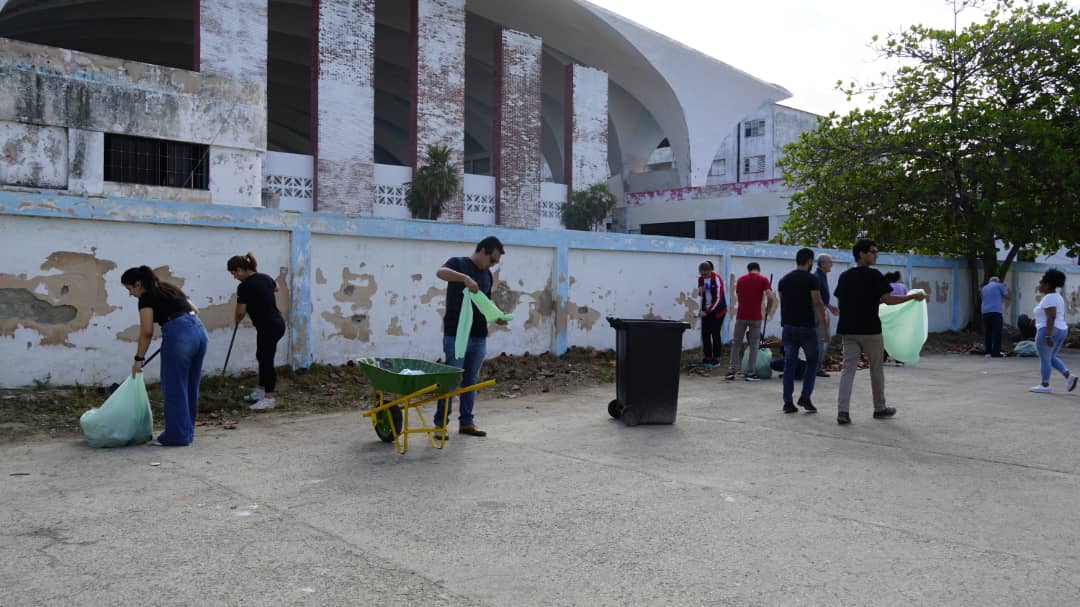 En saludo al 4 de abril, los trabajadores de <a href="/CubaMINREX/">Cancillería de Cuba</a> respondimos al llamado del <a href="/PartidoPCC/">Partido Comunista de Cuba</a> y la <a href="/UJCdeCuba/">UJC de Cuba</a>, y realizamos un trabajo voluntario en nuestra sede y sus alrededores. #DiplomaciaRevolucionaria