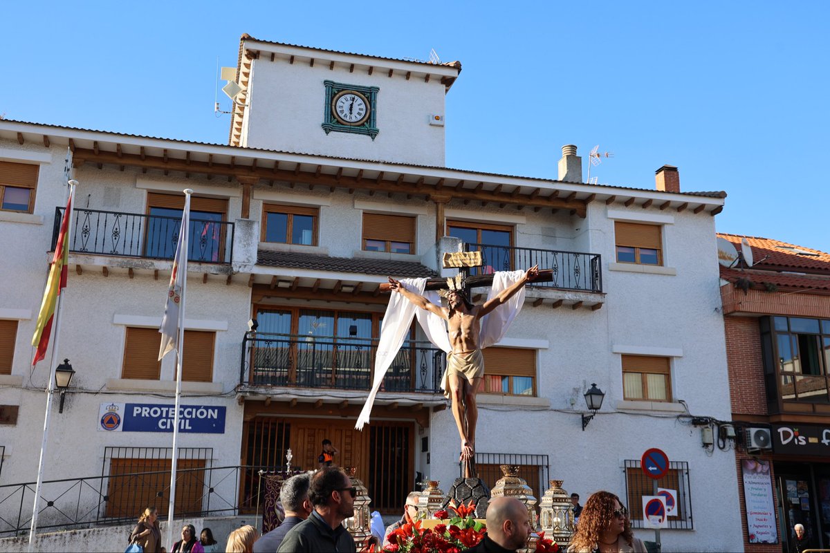 Arroyomolinos's tweet photo. 🕯️Las calles se llenan de fe con la procesión del Santísimo Cristo de la Salud y Nuestra Señora de los Dolores. 

Un momento para sentir, acompañar y vivir nuestra tradición. #ViernesSanto https://t.co/CgR6IFKFYQ