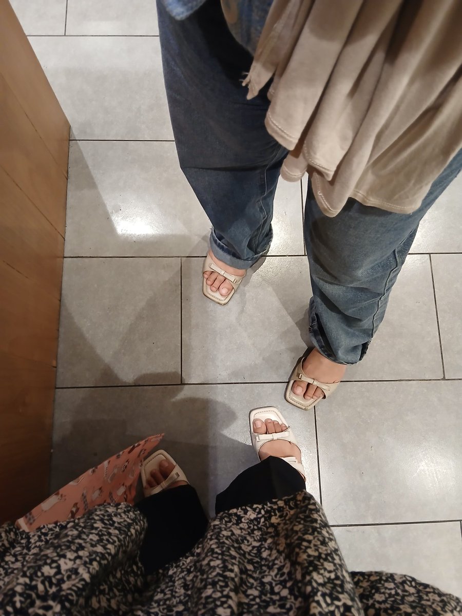 chocosious's tweet photo. Sandal ada di toko ini https://t.co/8MeKnRJ60k https://t.co/Lk6wlwFWN9