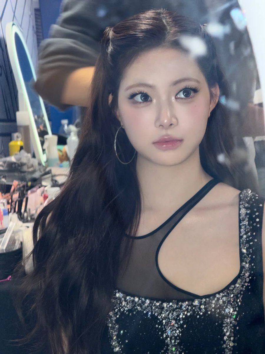 JTKblueberry's tweet photo. whoever was in charge of her makeup that day he better be there for the comeback https://t.co/N3QJnbdxjt