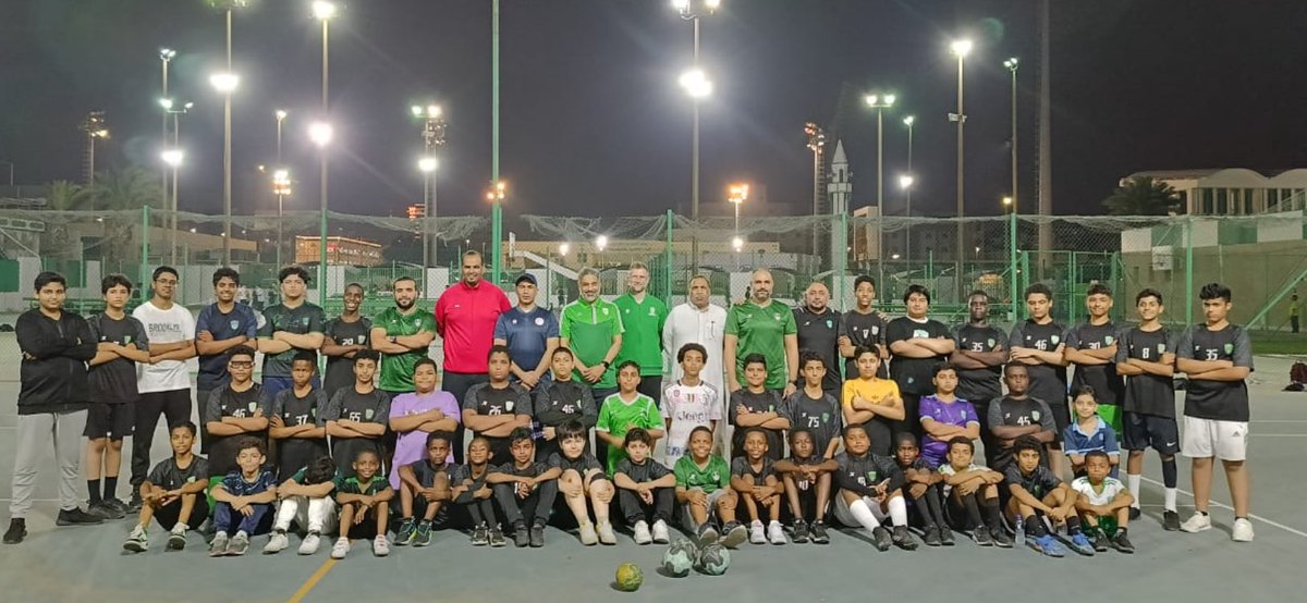 عندما تتحدث عن كرة اليد
غاب فريق كرة اليد بالنادي الأهلي السعودي عن منصات التتويج والأضواء سابقاً نتيجةً لعدة عوامل إدارية ومالية، أبرزها تجميد اللعبة بالفئات السنية وعدم وجود كادر تدريبي للفئات السنية شيء غريب بعد إلغاء عقد الكادر التدريبي في الموسم السابق