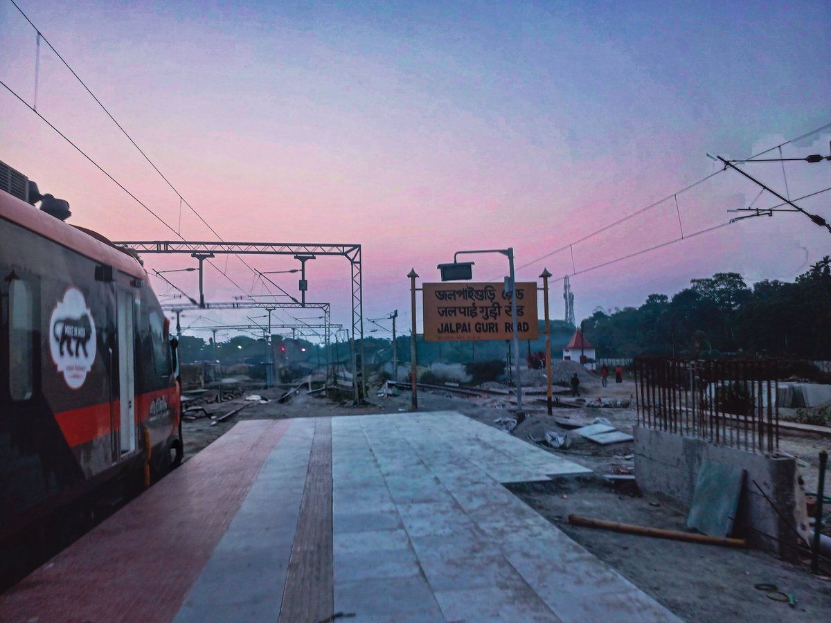 Rfshashank's tweet photo. Sleeper vande bharat at Jalpaiguri road #indianrailways https://t.co/XObs4j52V8