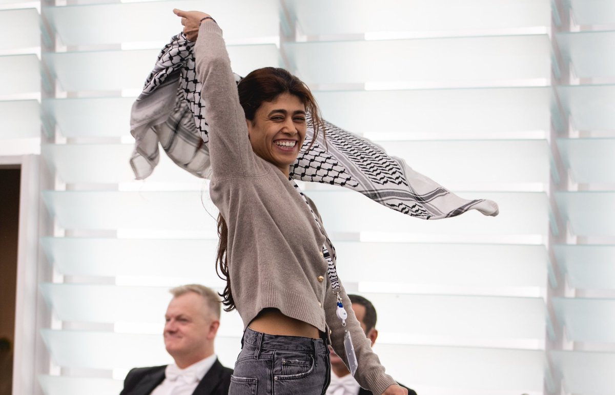 Vivemos tempos sombrios: Rima foi detida e interrogada longas horas, de forma ilegal tendo em conta o estatuto de eurodeputada, e sujeita a todo o tipo de difamação. Perseguição política. Não lhe perdoam a coragem, a energia, a razão e este sorriso. Obrigada, ⁦⁦<a href="/RimaHas/">Rima Hassan</a>⁩