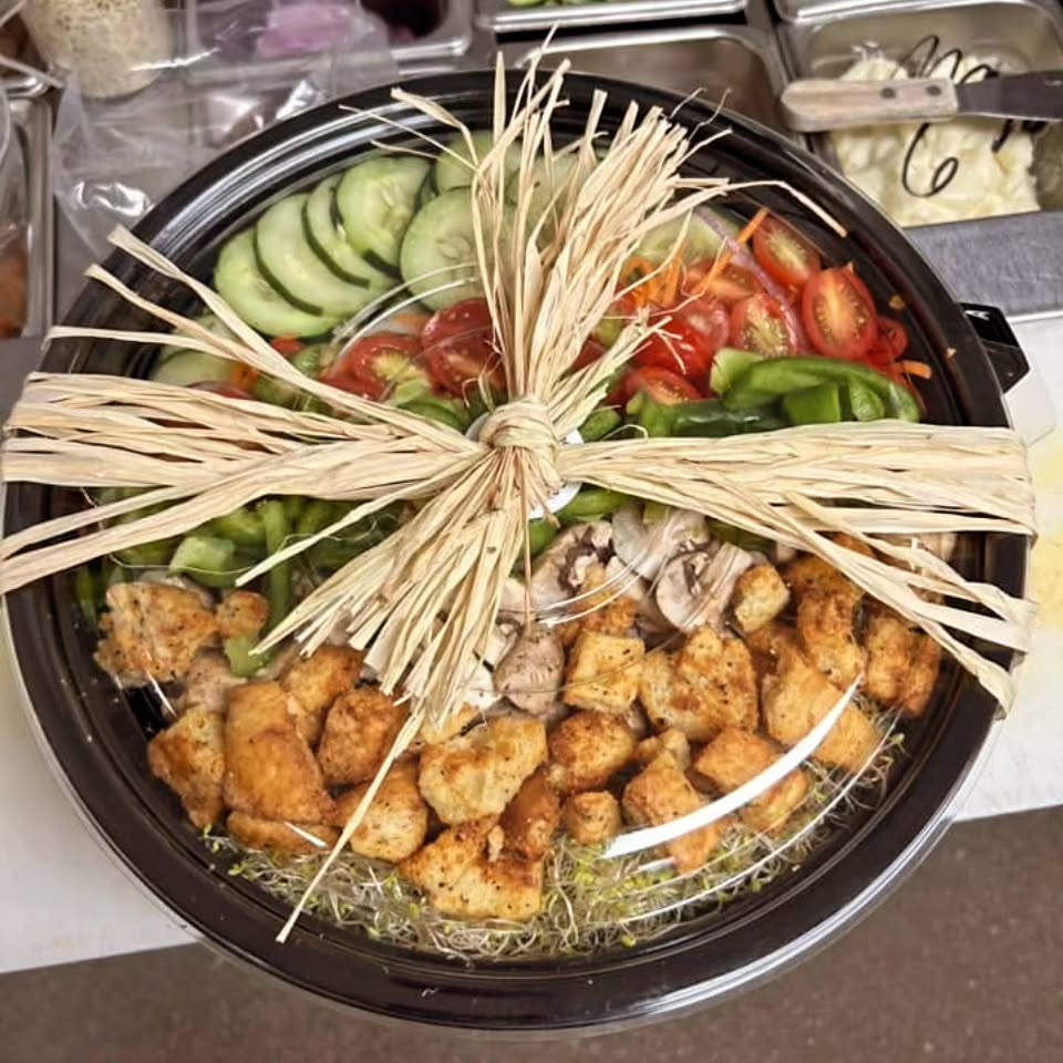 BagginsArizona's tweet image. Did you know our GIANT salads serve 8 to 10 people? One of the many awesome choices under catering. These salads can be the entree or a side.  Just like the ones in store but made to share. #bgs #bagginsSalads #salads #cobb #chef #Tucson #arizonalocal
#bestsalads
