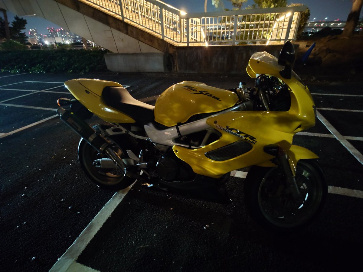 VTR1000F乗り tweet media