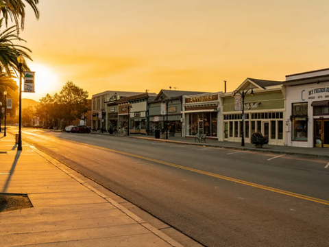TylerStoneGroup's tweet photo. Money doesn't buy happiness, but some of it could help you afford a happy community. https://t.co/kcuRUSF8pe https://t.co/bpHXC5bokt
