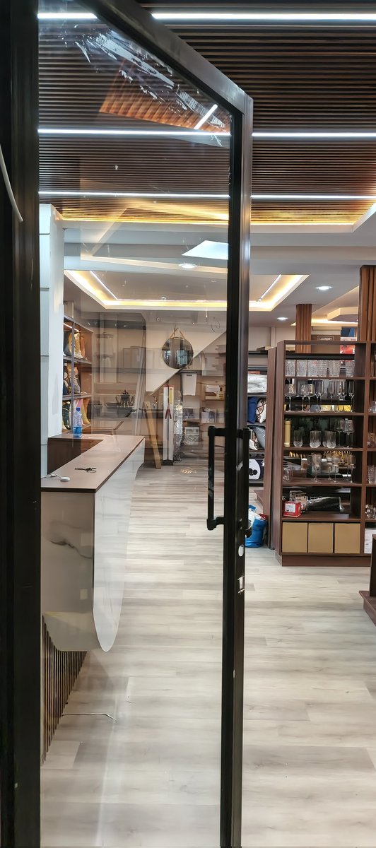 Charles_Barake's tweet image. Luxury retail is not only about products — it's about the experience.
This double volume shop was carefully partitioned to create:
✔ better product display
✔ smooth customer flow
✔ warm premium ambiance
#LuxuryRetail #InteriorArchitecture #RetailExperience #AfrikanestInteriors
