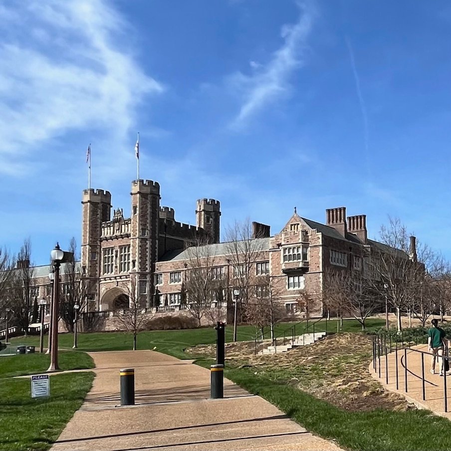WRACollege's tweet image. Thinking about Washington University in St. Louis? A collaborative vibe, and top-tier programs across business, engineering, pre-med &amp;amp; more. WashU looks for students who are curious, engaged, and ready to take initiative. #collegeadmission #Missouri #LearnMore