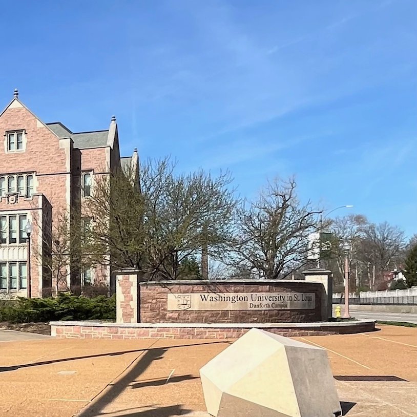 WRACollege's tweet image. Thinking about Washington University in St. Louis? A collaborative vibe, and top-tier programs across business, engineering, pre-med &amp;amp; more. WashU looks for students who are curious, engaged, and ready to take initiative. #collegeadmission #Missouri #LearnMore