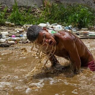 rietegobierno's tweet image. En Caracas ya los gorgojeros quieren hacerle competencia a la cloaca de Primitivo y se están bañando en el Guaire.

Ese es exactamente el estilo de vida que defiende el chavismo.