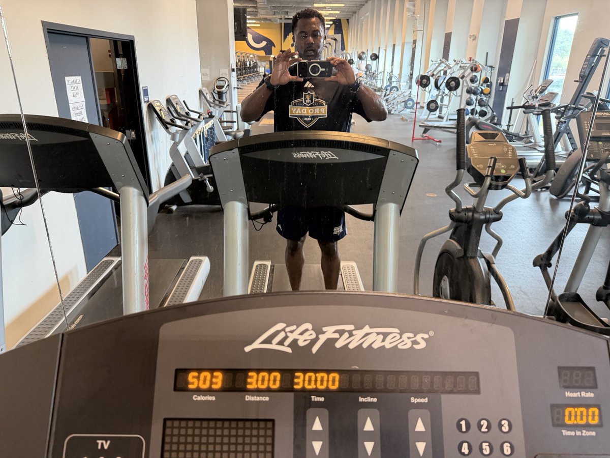 HCWillieSimmons's tweet photo. Good Friday = Good workout! Accountability partners… do SOMETHING today! Doesn’t have to be strenuous. Get that heart up for at least 20 minutes today! #GetRightorGetLeft #ShirtsOffSeason https://t.co/m118BkkXU2