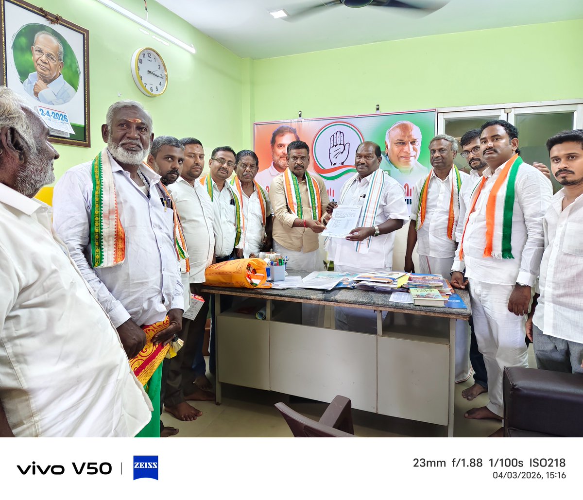 tsenthil_corp's tweet photo. நான் தகவல் தொழில்நுட்பம் மற்றும் சமூக ஊடகத்துறை மாநிலச் செயலாளராக பொறுப்பேற்ற பிறகு மரியாதை நிமித்தமாக மாவட்ட நிர்வாகிகளையும் மற்றும் சட்டமன்ற இளைஞர் காங்கிரஸ் நிர்வாகிகளையும் சந்தித்த தருணம். https://t.co/7VkDW5e4t6