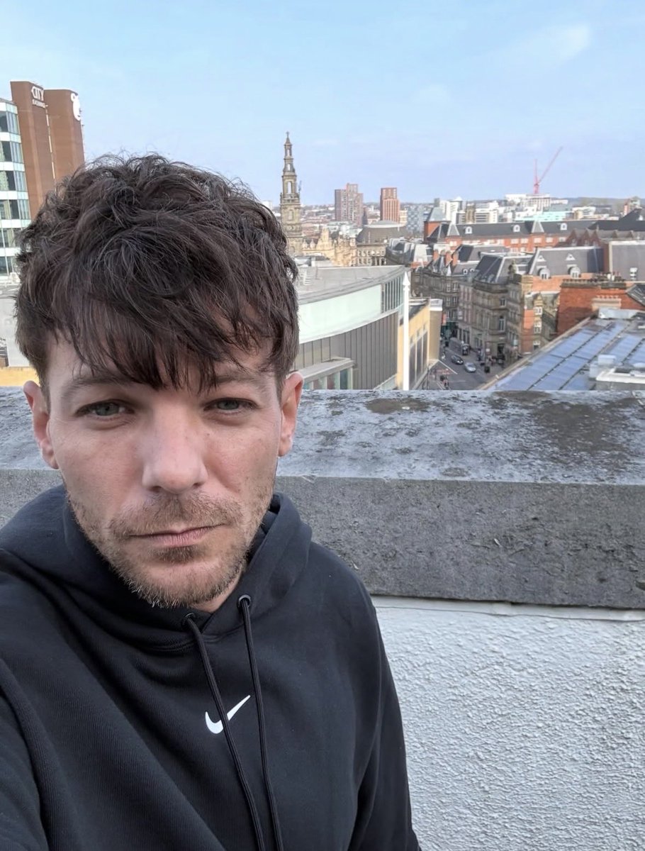ForeverTommo28's tweet photo. Louis Tomlinson dropping THESE selfies… wow! 😊 
How Did We Get Here tour + this energy = very happy Louies! 
So excited, so proud, and he’s smashing the tour! ❤️
#LouisTomlinson #HowDidWeGetHere #HDWGH https://t.co/ducAFvHhSz