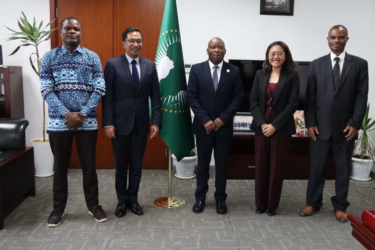 IndonesiaInADD's tweet photo. Thank you to H.E. @MosesVilakati, the @_AfricanUnion Commissioner of ARBE and your team kindly received and great discussion  especially for the ahead event #OceanImpactSummit2026 in Bali &amp;  how strengthening AU–Indonesia cooperation. 
#inidiplomasi https://t.co/77utAaqpdx