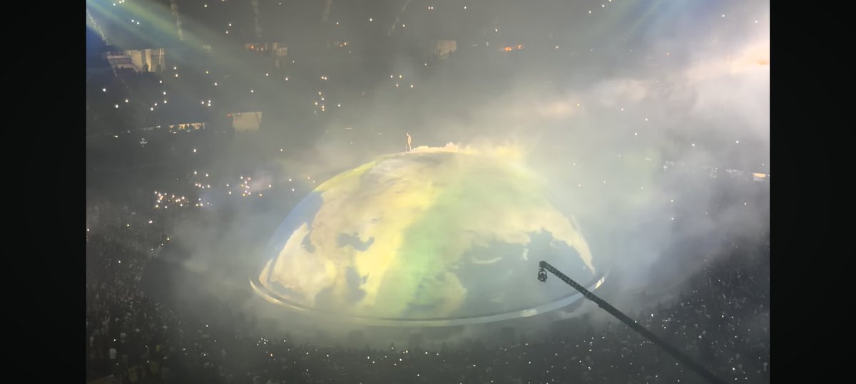 kennethfield's tweet photo. Kanye West's music isn't my cup of tea but that's one helluva epic globe #mapsinthewild stage! https://t.co/Uk1FKxBFMW