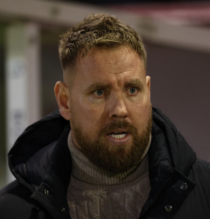 TodoFL's tweet photo. ⚫️⚪️ Lo de Rob Elliot en #GatesheadFC es simplemente heroico. Llegó con el club hundido en puestos de descenso y, a falta de cuatro jornadas, tiene a GFC con pie y medio en #NationalLeague el próximo curso. York City, Southend y, hoy, el Carlisle han sido incapaces de ganarle. https://t.co/lIq0ndOC6c