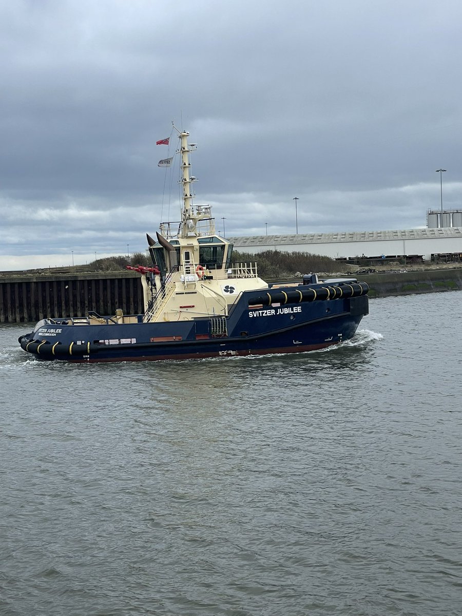 devereux1655's tweet image. Decided to take myself to the beach for a blustery walk- got soaked in a shower- tide was high- saw some boats and had a cuppa! #GoodFriday #walking #beach