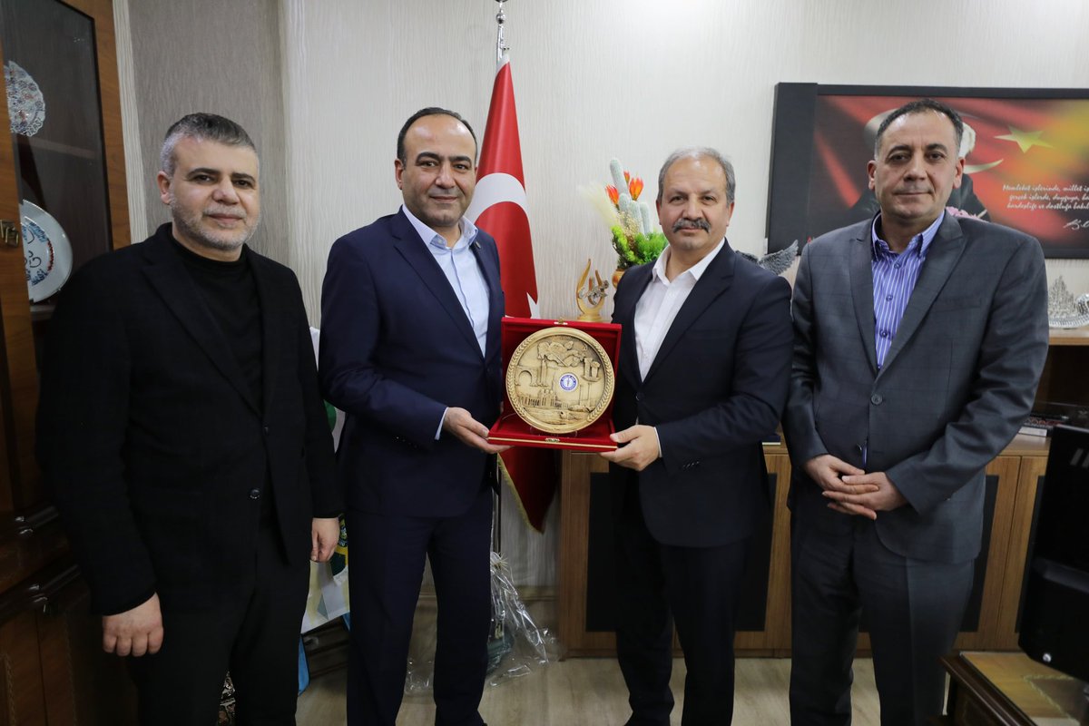Genel Başkanımız Sn.Mahmut Faruk Doğan,Genel Başkan Yardımcımız Sn.Yasin Barutçu ve Yönetim Kurulumuz ile beraber  Şanlıurfa İl Sağlık Müdürümüz Sn.Dr.Öğr.Üyesi Erhan Berk hocamızı ziyaret ettik.Göstermiş oldukları yakın ilgiden dolayı değerli İl Müdürümüze teşekkür