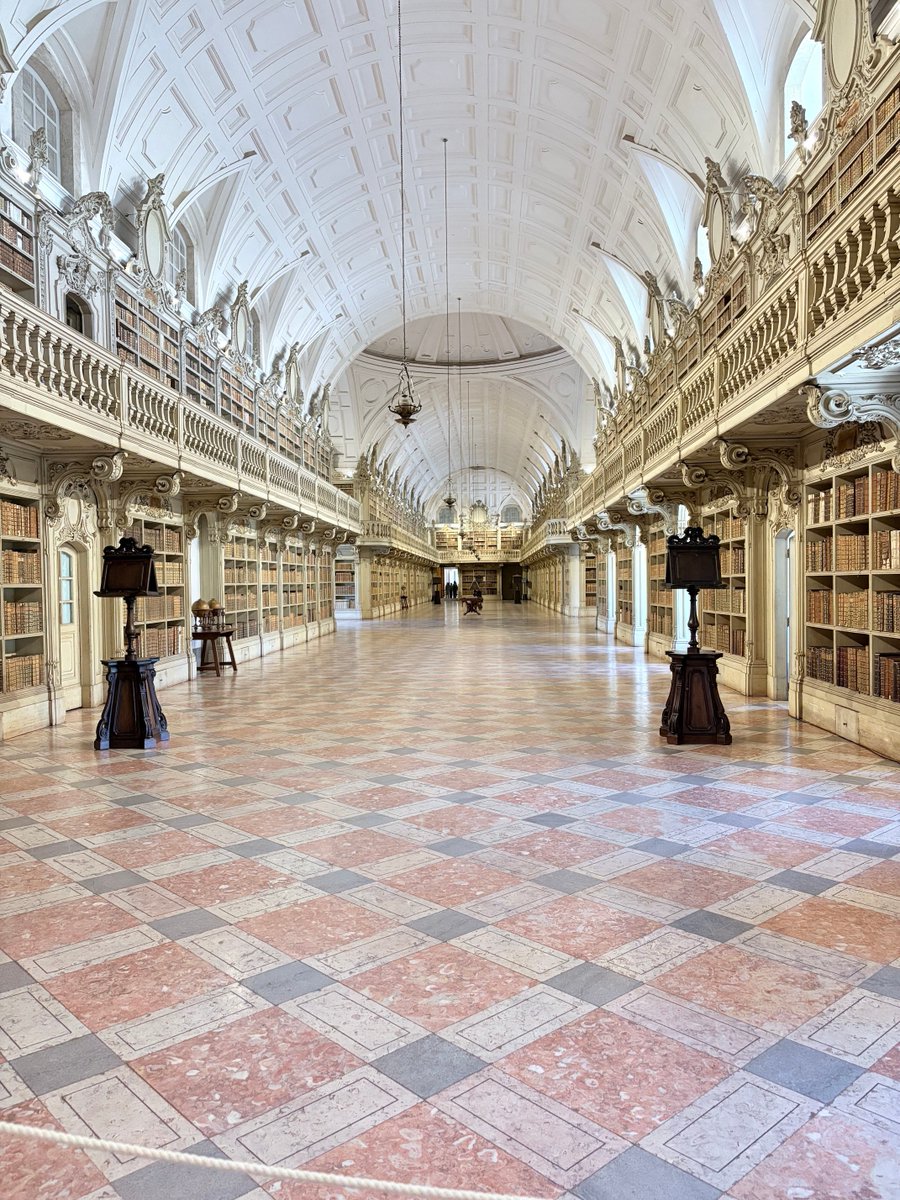 millan_gomara's tweet photo. Gran biblioteca en el Palacio de Mafra https://t.co/RHh7tCX0ID