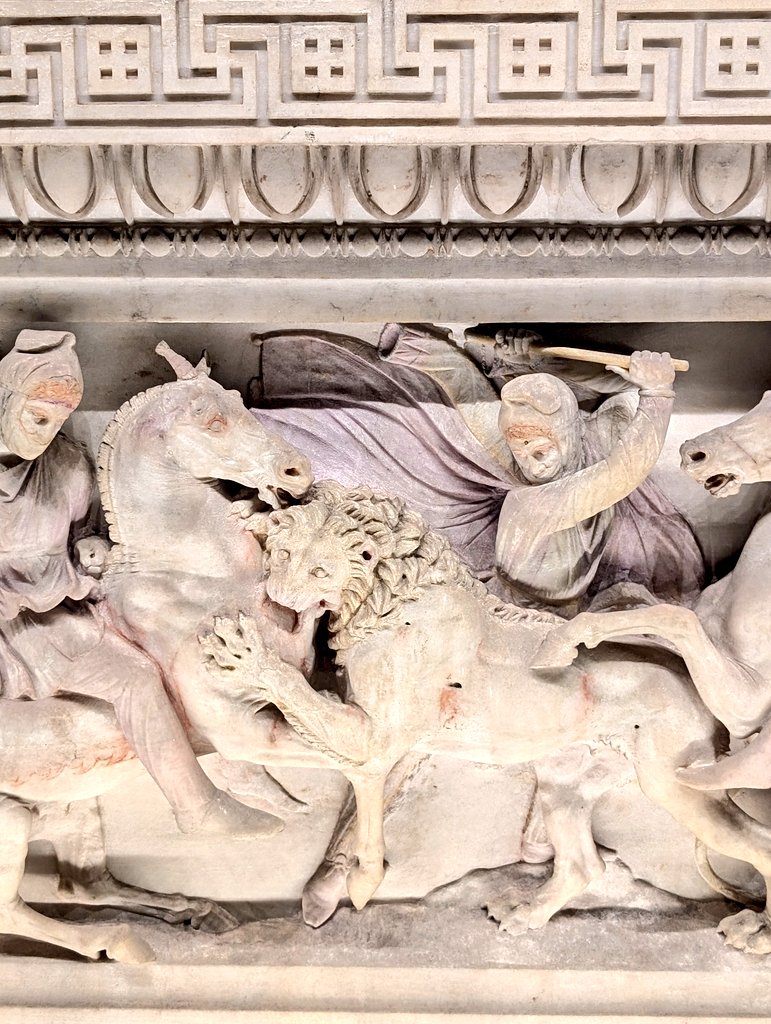 این فشن باستانیه واقعا. دو تا عکس اولی یه سری ایرانی هخامنشی هستن در حال مراسم مذهبی (به کت رو شونه هاشون توجه کنید) و دو تا عکس بعد صحنه های شکار مشترک ایرانی ها و یونانی ها در دوران اسکندر هستن. آستین کت ها افشون شده ولی کماکان رو شونه هاشونه.