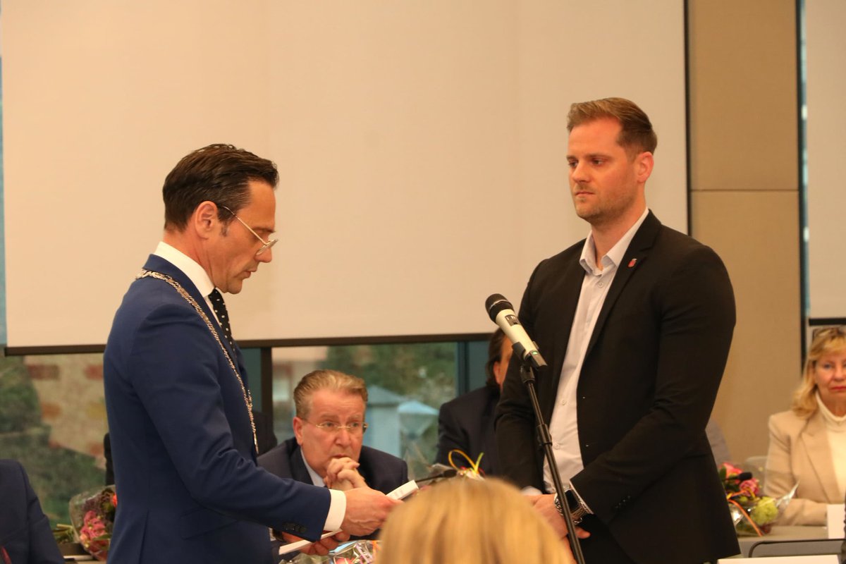 Dat verklaar en beloof ik✌️

Trots en dankbaar dat ik me ook de komende 4 jaar mag blijven inzetten voor onze prachtige stad Helmond. Samen blijven we bouwen aan een stad waar we graag wonen, werken en leven.🧡