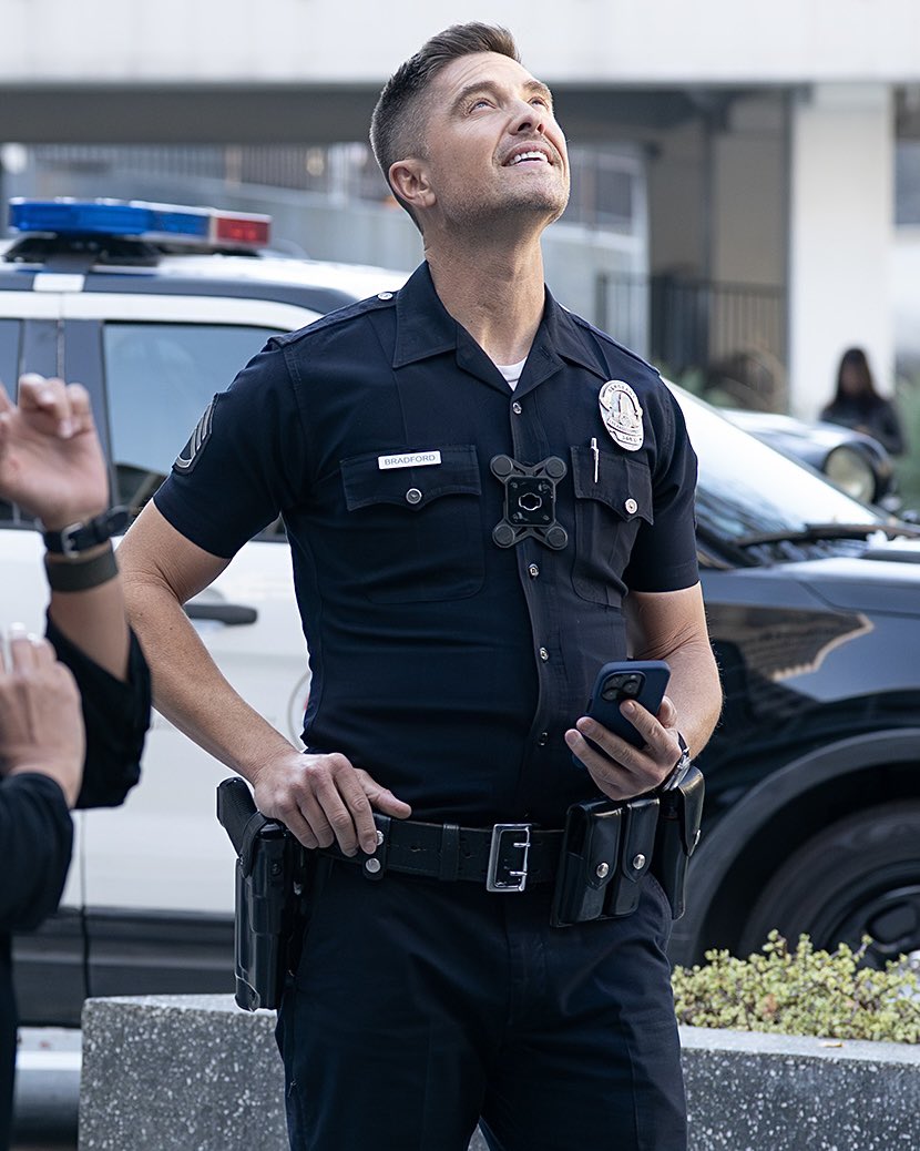 bradfordchens's tweet image. no idea what they’re look at but i’m looking at him bc he looks so pookiebear smiling up at the sky