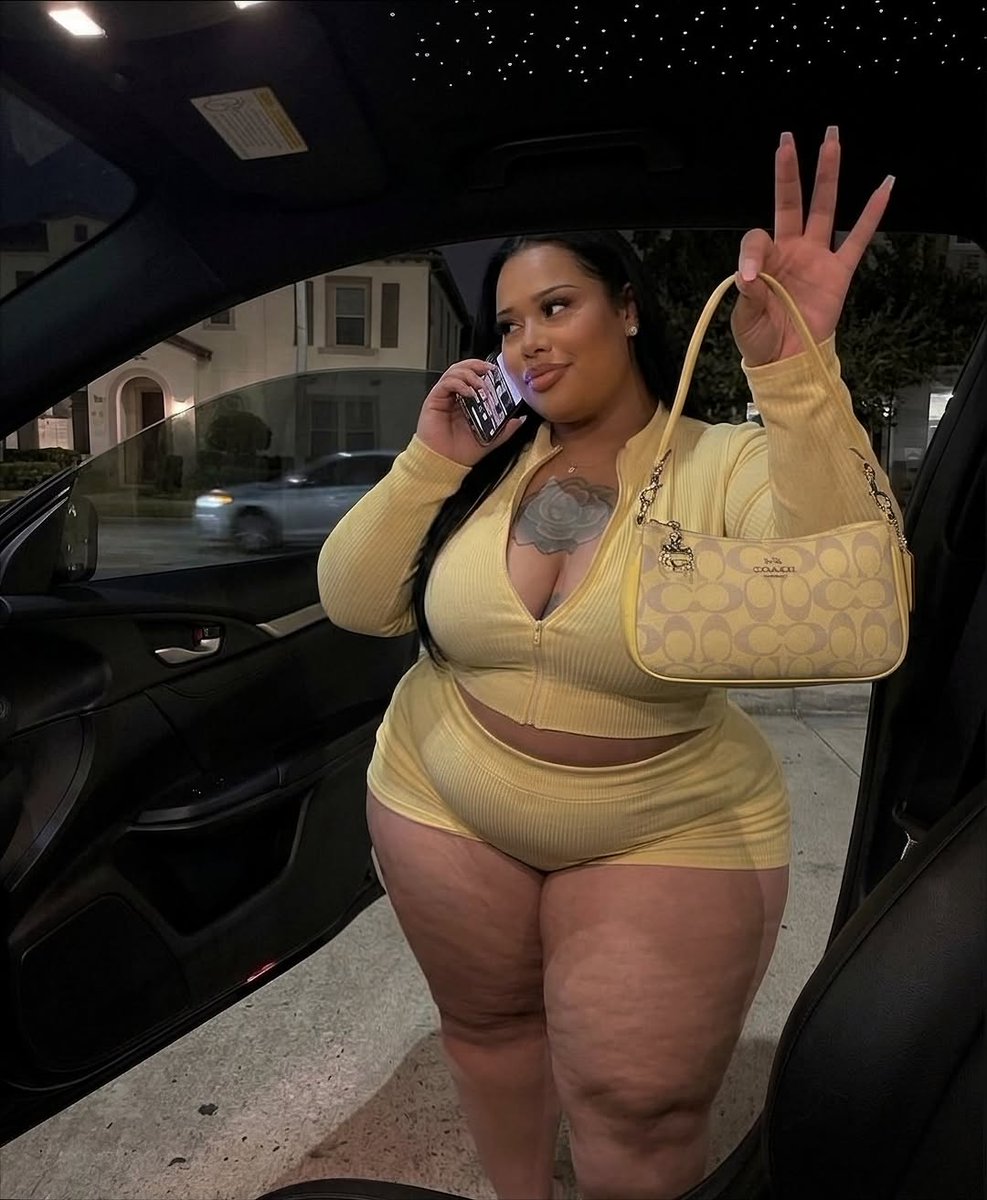 PlusSizeHub_2's tweet photo. ItsJust Nicole https://t.co/3tddHJKkhb