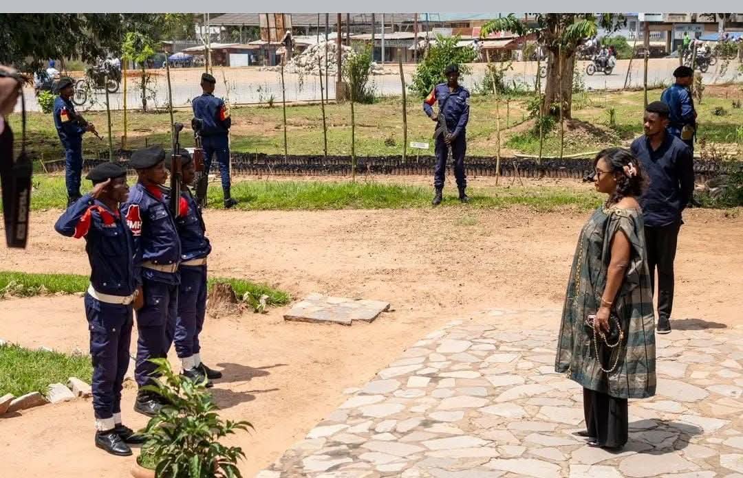 Cette orgueilleuse de <a href="/TinaSalama2/">Tina Salama</a> Porte-parole de <a href="/Fatshi13/">Félix A. Tshisekedi</a> cherche des honneurs partout  où elle passe ! 

La République est ridiculisée.