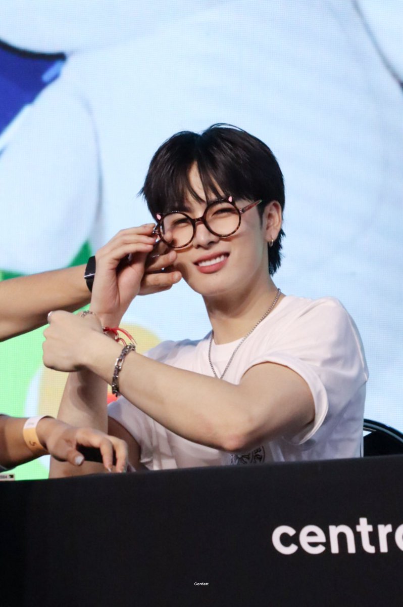 Trend for SANTA tweet media