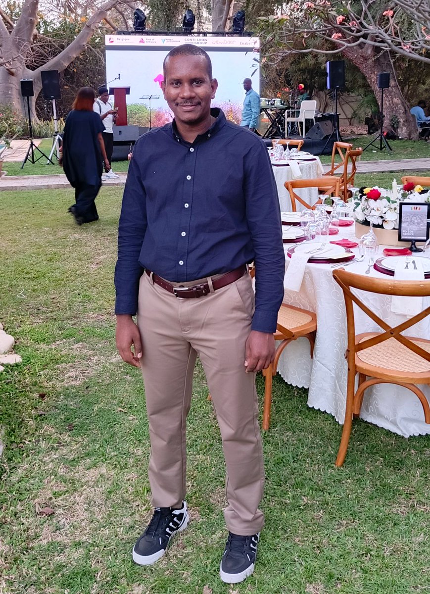 🛑 Hier, j'ai participé au Dîner de lancement de Jambaar, la nouvelle société qui va exploiter le mole 4 ⚓ du #PortDakar avec du General Cargo, à la Résidence de l'Ambassade de Belgique à Dakar.

🚀 Suivez ma chaîne WhatsApp : whatsapp.com/channel/0029Vb…

#logistics #kebetu #Jambaar