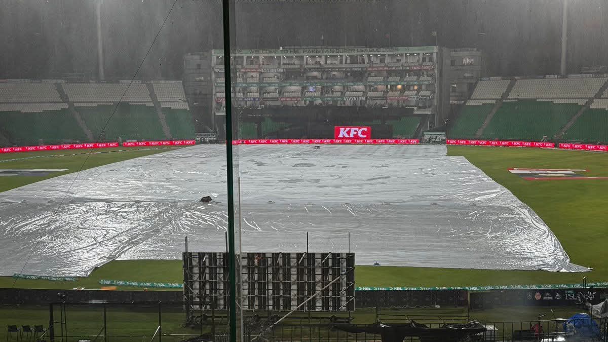 arqam_mustaqeem's tweet photo. Rain has become heavier and doesn’t seem likely to stop anytime soon ⛈️
Tonight’s game now looks very unlikely.
#HBLPSL11 #MSvLQ https://t.co/4eNWqKlbIz