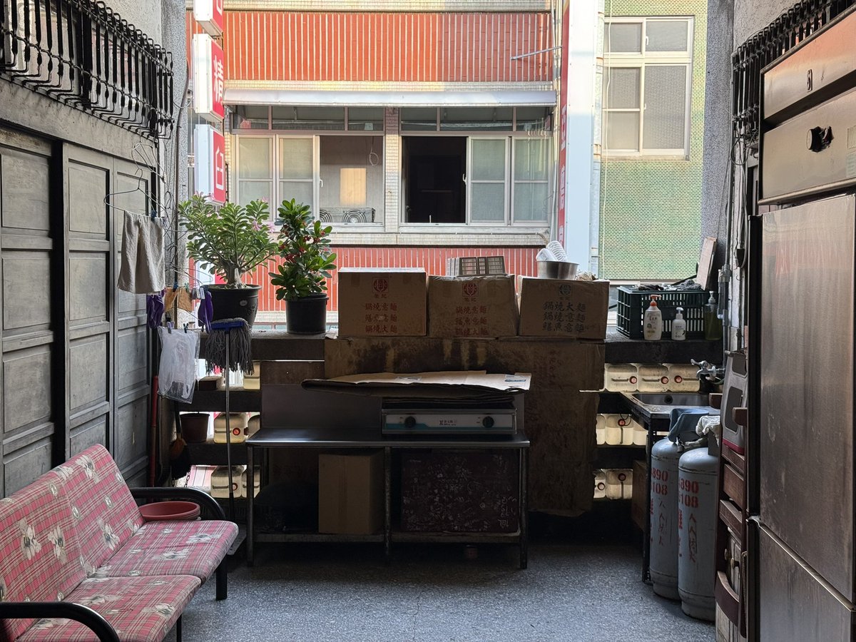 neopome's tweet photo. 台湾・台南市。永楽市場。以前と比べてお店が増えましたが、その一方で、生活の場としての雰囲気もまだまだ残っています。 https://t.co/xNIHoB0lT6