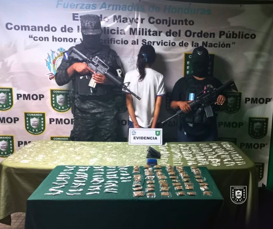 PMOPHN's tweet photo. #SoluciónContraElCrimen 🚨 | En el Barrio Concepción, Comayagüela, Las #FFAAHN a través de #PMOP (#4BPMOP) logró la aprehensión de una menor supuestamente vinculada a la MS-13, con fuerte decomiso de supuesta droga (crack, cocaína y marihuana).

Seguimos firmes, actuando con determinación para proteger a Honduras.