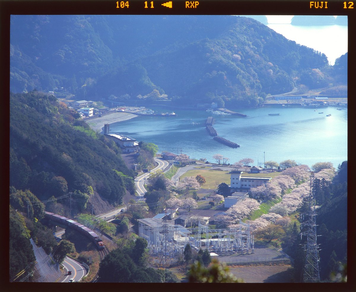 ggBetCH2up66784's tweet image. 始神峠
熊野古道「始神峠」より望む宮川第二水力発電所の桜並木。17年前の今日は古道歩きを楽しんでいたよう。

2009.4.3  2089列車　DD51 1028+コキ　紀勢本線　三野瀬～船津
PENTAX67　300mm　RXP
#PENTAX67
