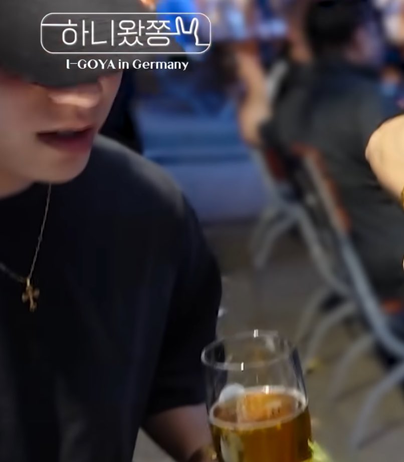 wonudupe's tweet photo. jeongcheol sa berlin vlog:

- half face na nga lang may logo pa niya
- kamay ni seungcheol
- malambing na boses 

OVERRRRR SA GATEKEEP LECHE https://t.co/jkXT47KT1B
