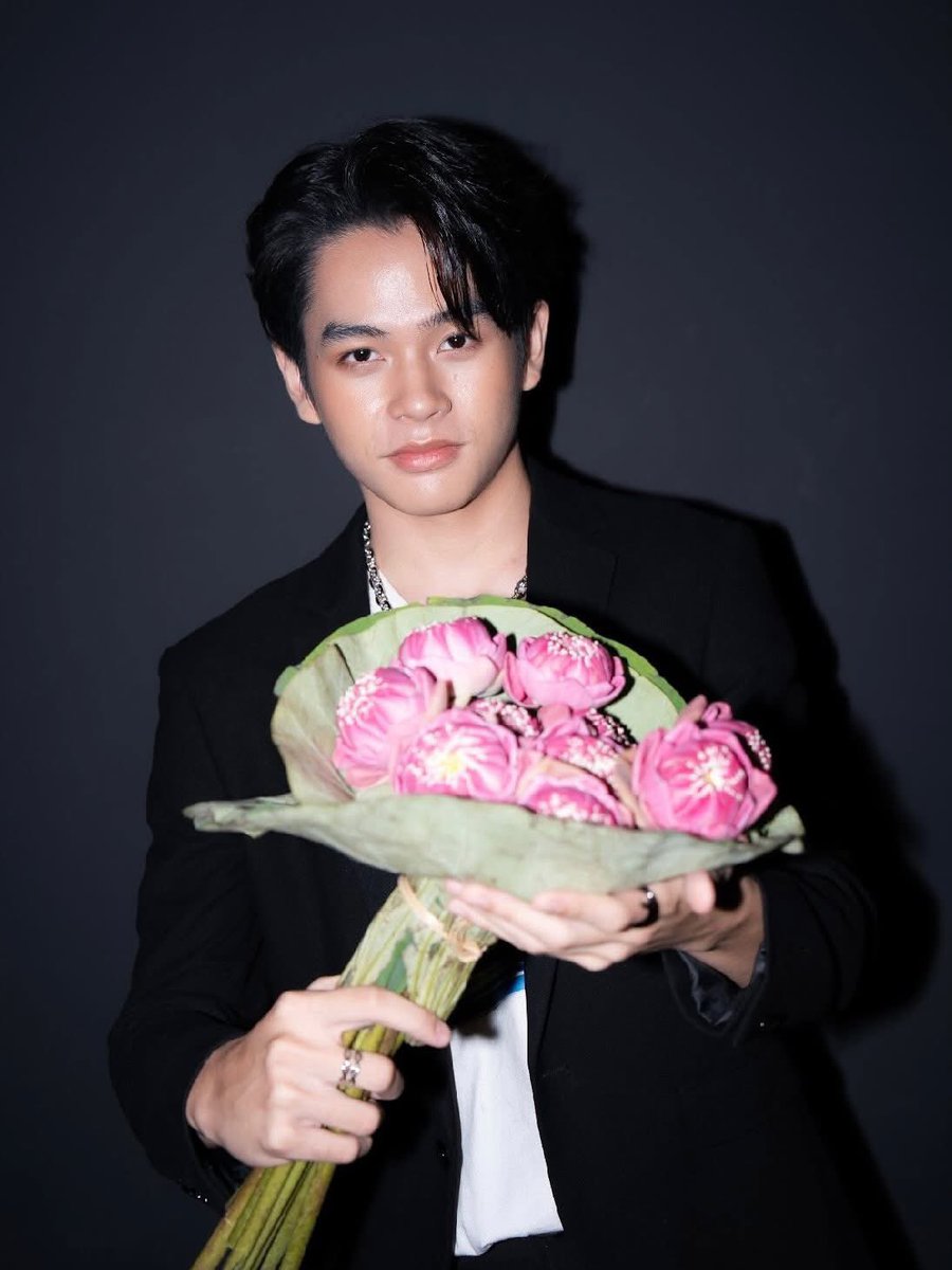 PeePichet's tweet photo. 🪷lotus flower and hair🔥#pp_pichet #zerotoheroboys #moonlightgrow #mlg https://t.co/dLcBB1c5jc